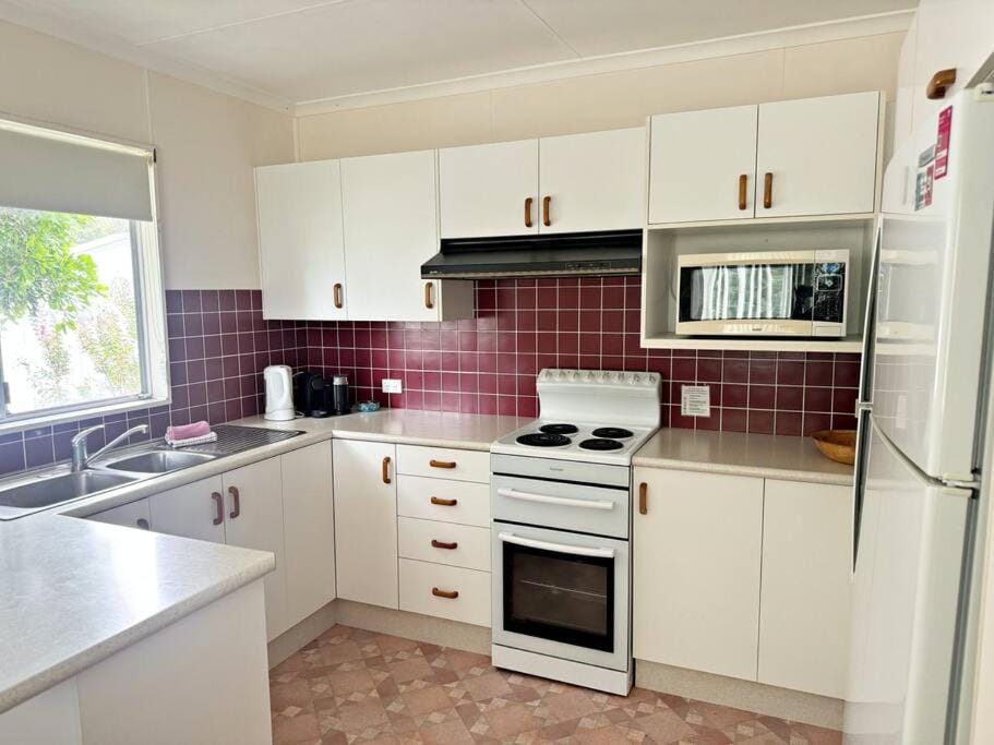 Coffee/tea facilities, Kitchen or kitchenette, microwave, oven, stove