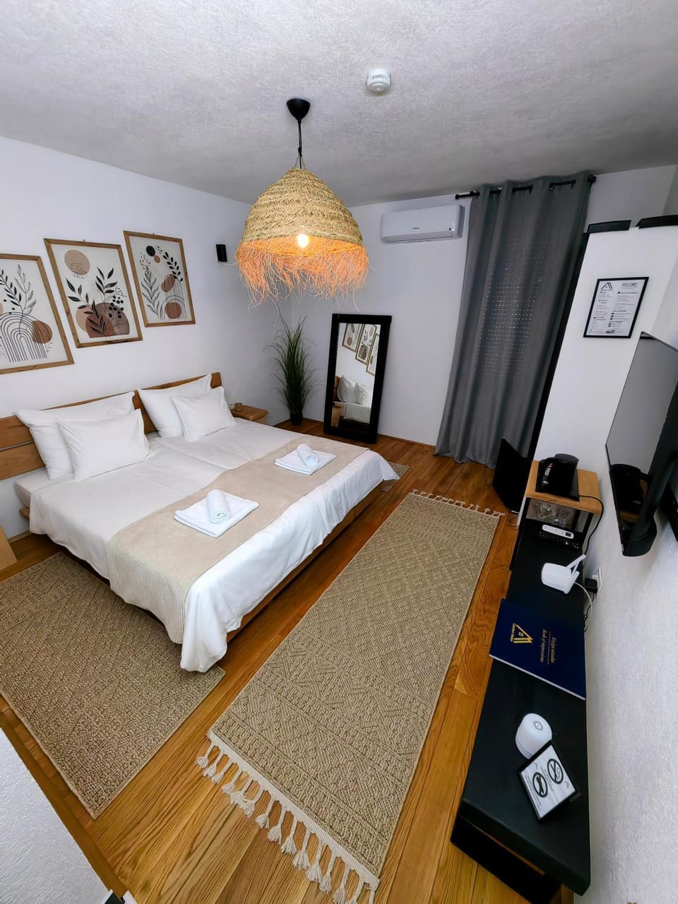 Bed, TV and multimedia, Photo of the whole room, Bedroom