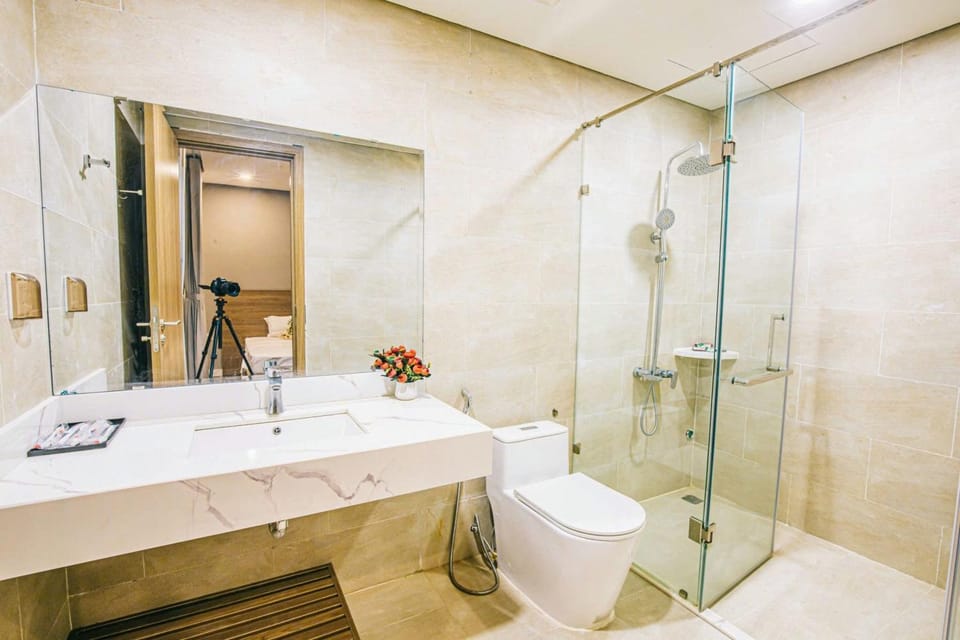 Toilet, towels