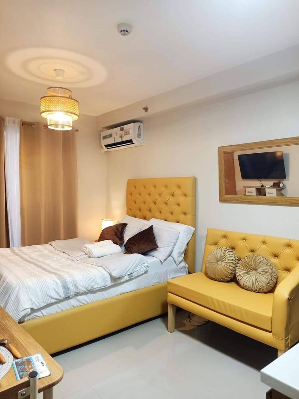 Bed, Seating area, Bedroom, air conditioner