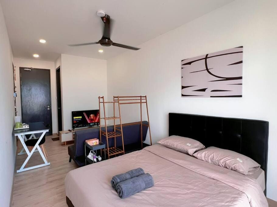 Bed, TV and multimedia, Photo of the whole room, Bedroom, fireplace, wardrobe