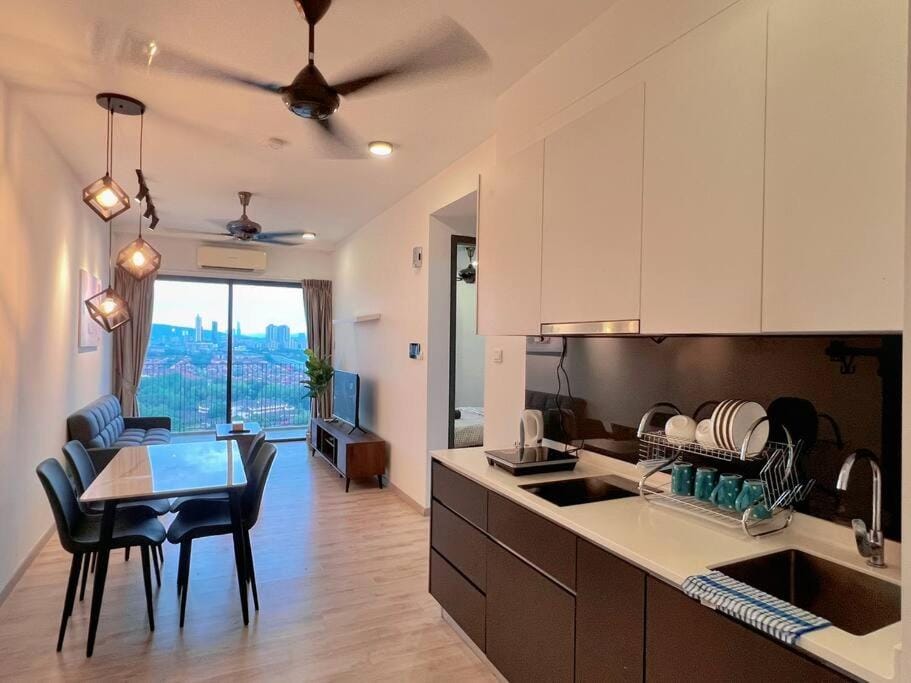 Kitchen or kitchenette, Dining area, fireplace