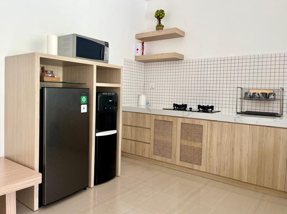 Kitchen or kitchenette, microwave, stove