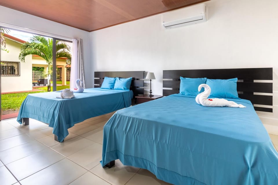 Bed, Photo of the whole room, Bedroom, air conditioner