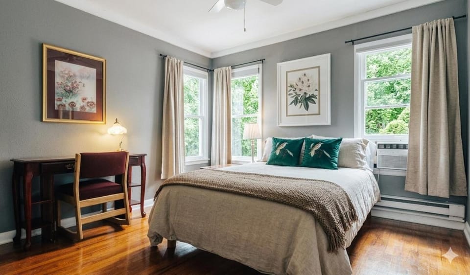 Historic UT Treehouse Perfect Spot for Back to School Move-In & Game Days House in Austin