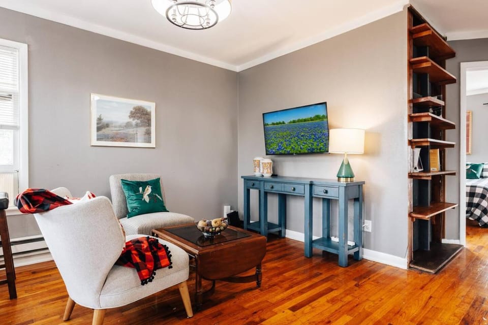 Historic UT Treehouse Perfect Spot for Back to School Move-In & Game Days House in Austin