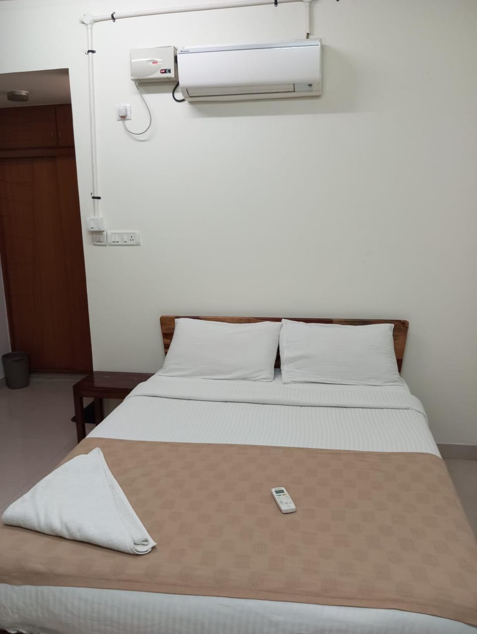 Bed, Photo of the whole room, Bedroom, air conditioner