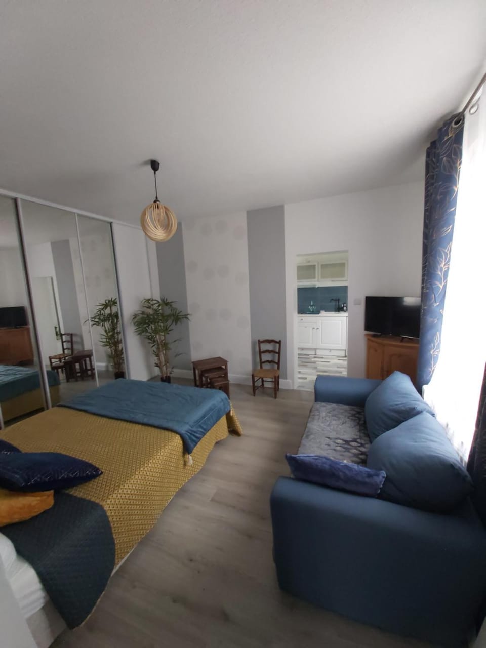 Bed, TV and multimedia, Photo of the whole room, Bedroom
