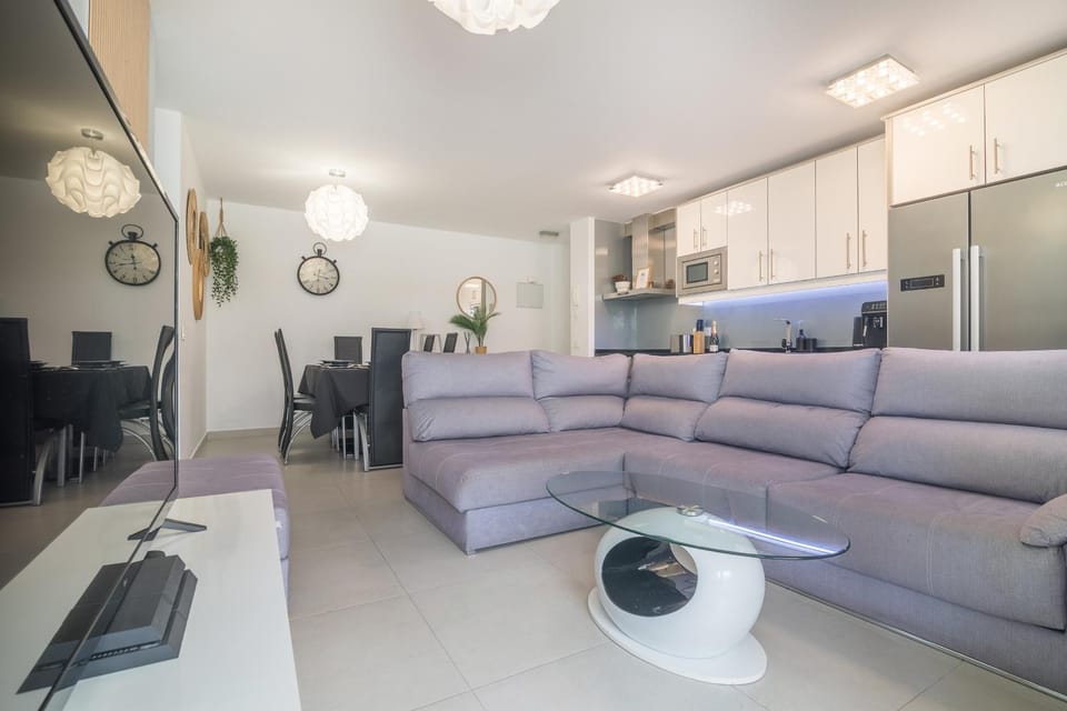 TV and multimedia, Kitchen or kitchenette, Living room, Seating area, Dining area