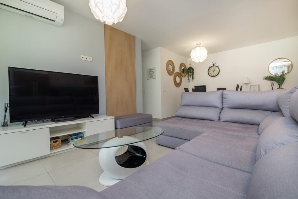 TV and multimedia, Living room, Seating area, Evening entertainment, furniture, air conditioner