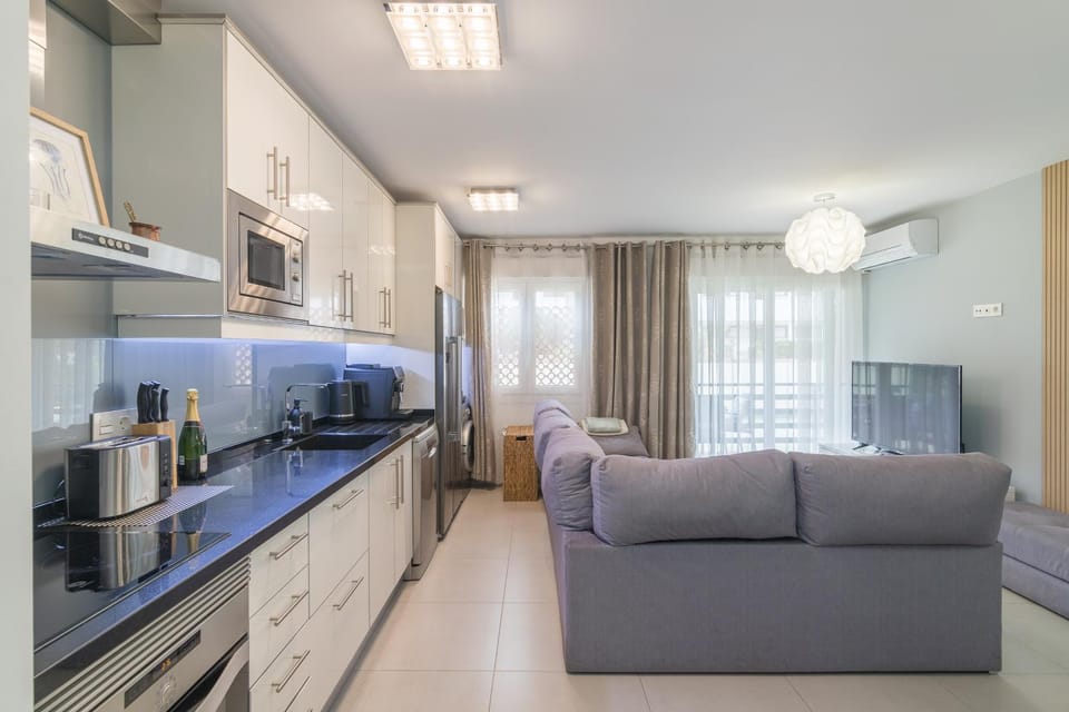 TV and multimedia, Coffee/tea facilities, Kitchen or kitchenette, Living room, Seating area, dishwasher, furniture, microwave, oven, stove, toaster, kitchen, air conditioner