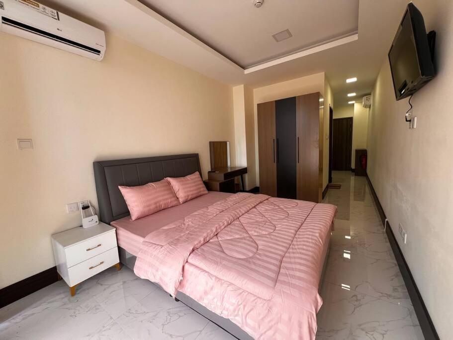 Bed, TV and multimedia, Photo of the whole room, Bedroom, air conditioner