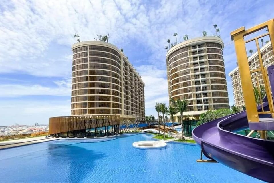 Property building, Day, Pool view, Swimming pool, sunbed