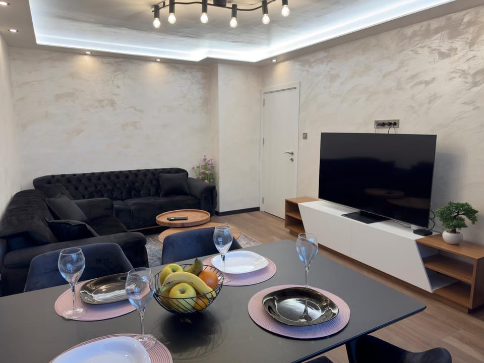 Communal lounge/ TV room, TV and multimedia, Living room, Seating area, Evening entertainment