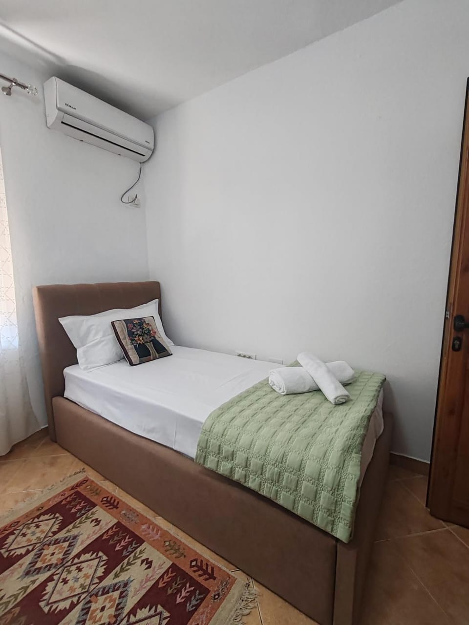 Bed, Bedroom, air conditioner