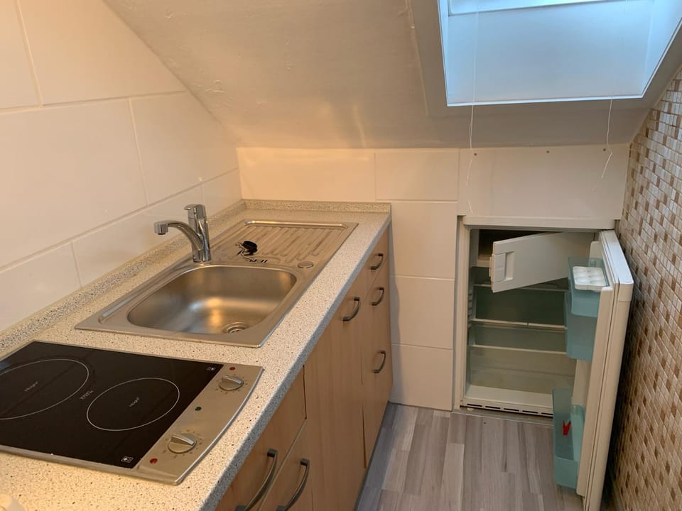 1 WG Zimmer (Apartment) im Dachgeschoss in 70839 Gerlingen Apartment in Stuttgart