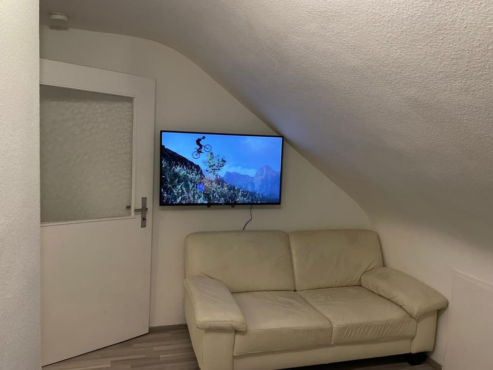 1 WG Zimmer (Apartment) im Dachgeschoss in 70839 Gerlingen Apartment in Stuttgart