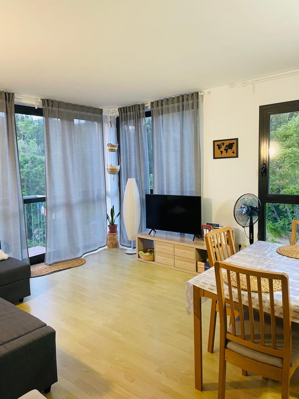 TV and multimedia, Living room, Seating area, Dining area