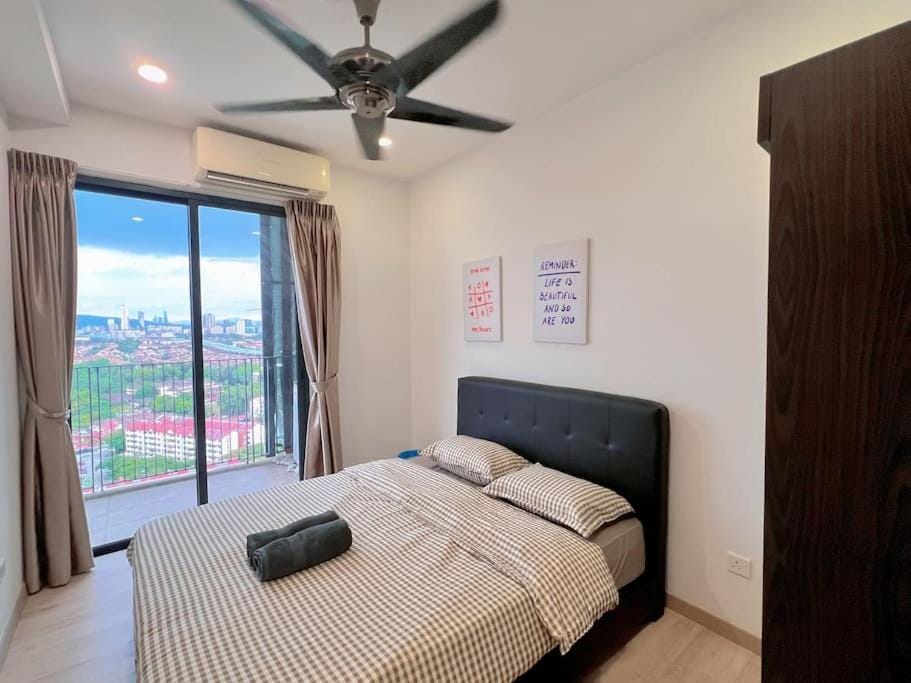 Bed, Photo of the whole room, Bedroom, fireplace, towels