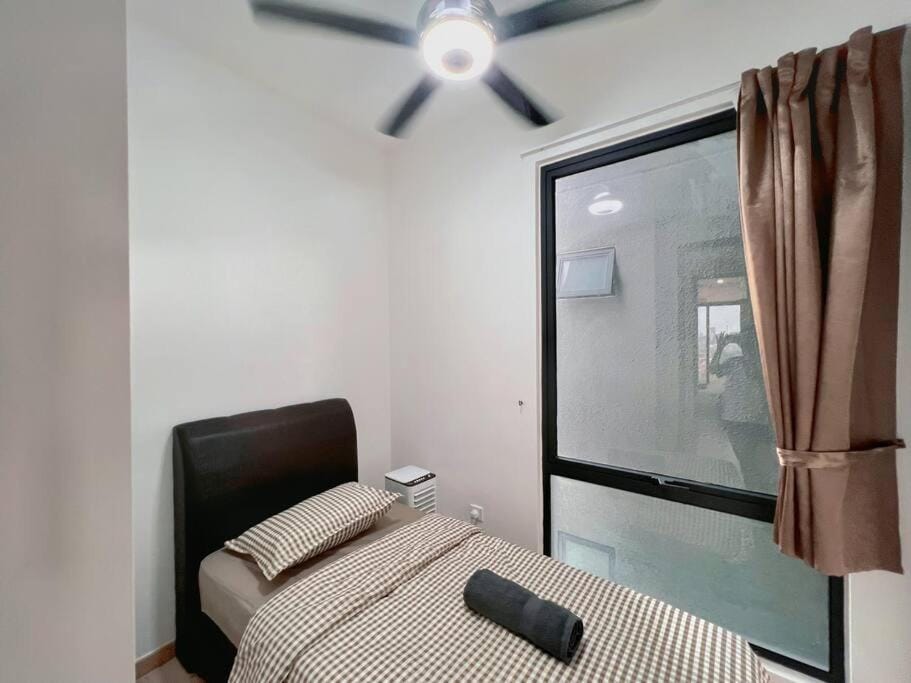 Bed, Photo of the whole room, Bedroom, fireplace, towels