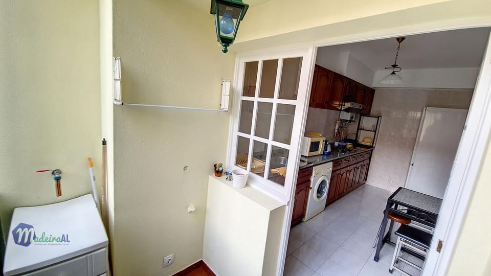 Kitchen or kitchenette, minibar, stove