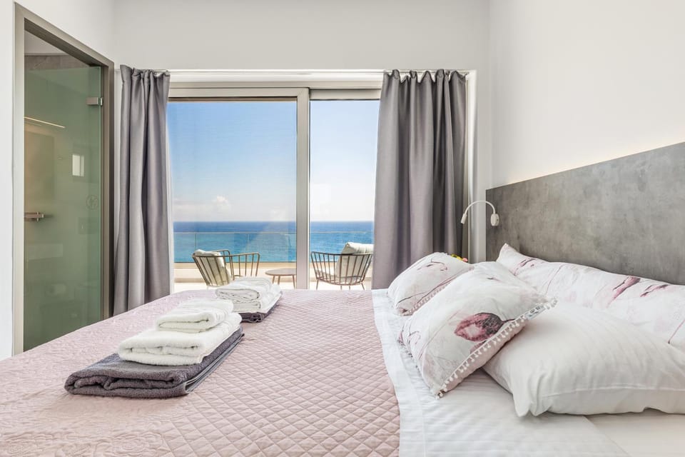 Natural landscape, View (from property/room), View (from property/room), Balcony/Terrace, Bedroom, Sea view