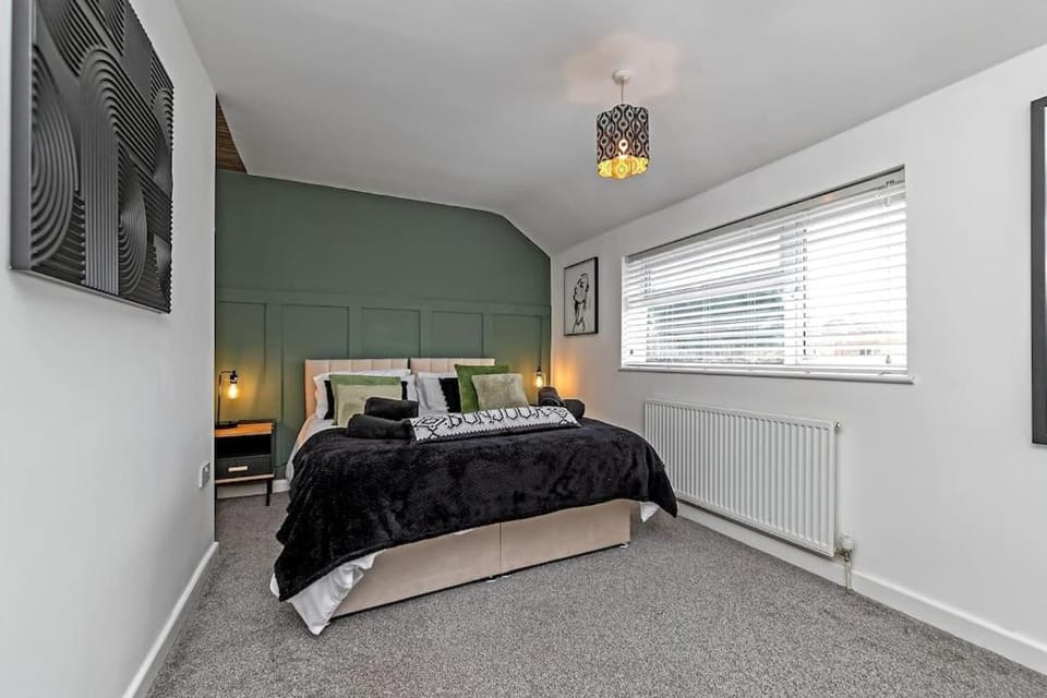 Tiger House - Driveway & Garden. Airport location! Apartment in Luton