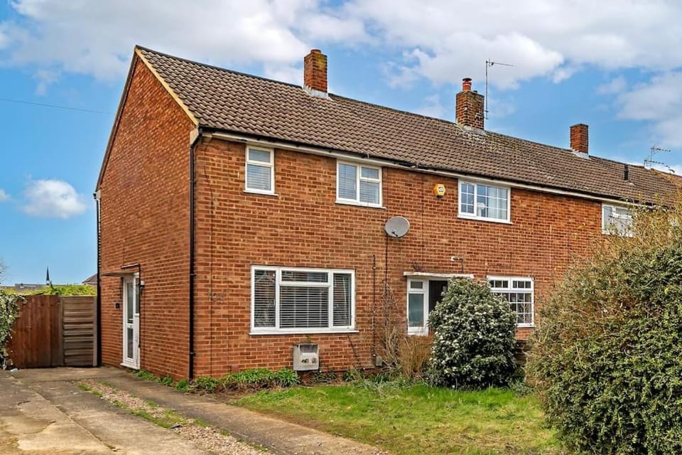 Tiger House - Driveway & Garden. Airport location! Apartment in Luton