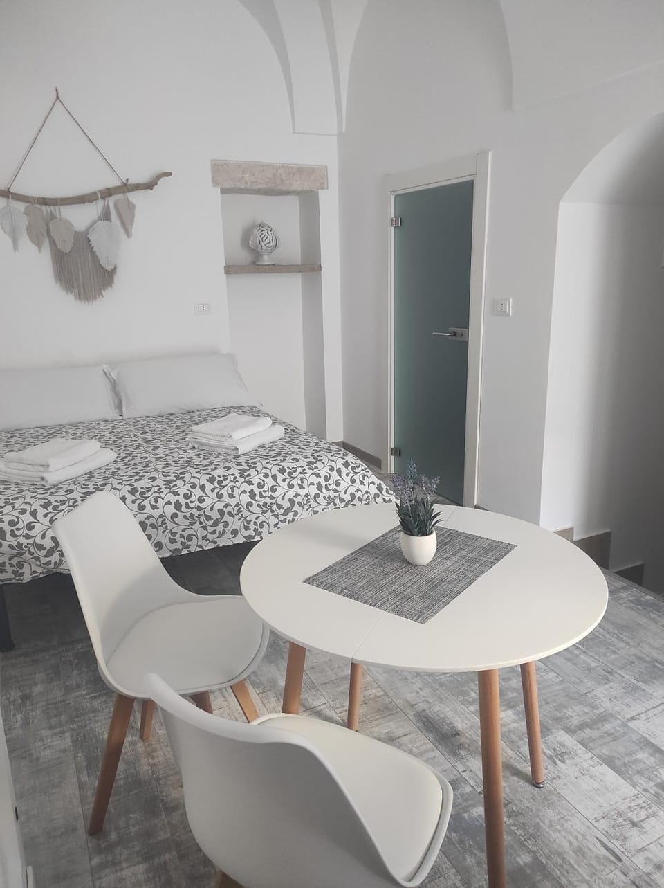 Bed, Photo of the whole room, Decorative detail, Bedroom