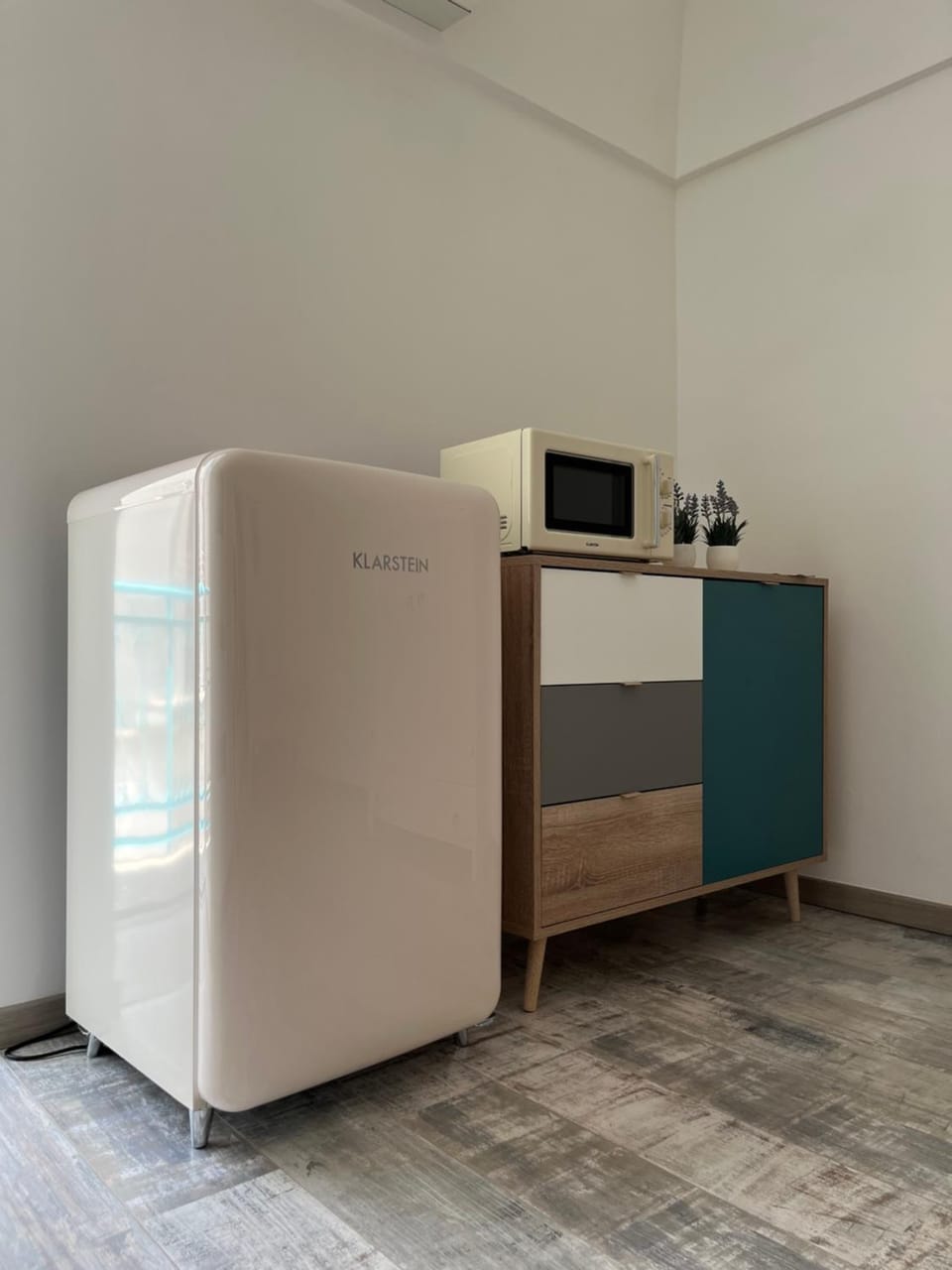 hair dresser, minibar