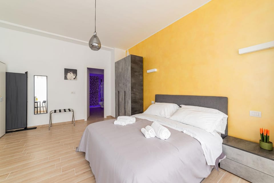 Bed, Photo of the whole room, wardrobe