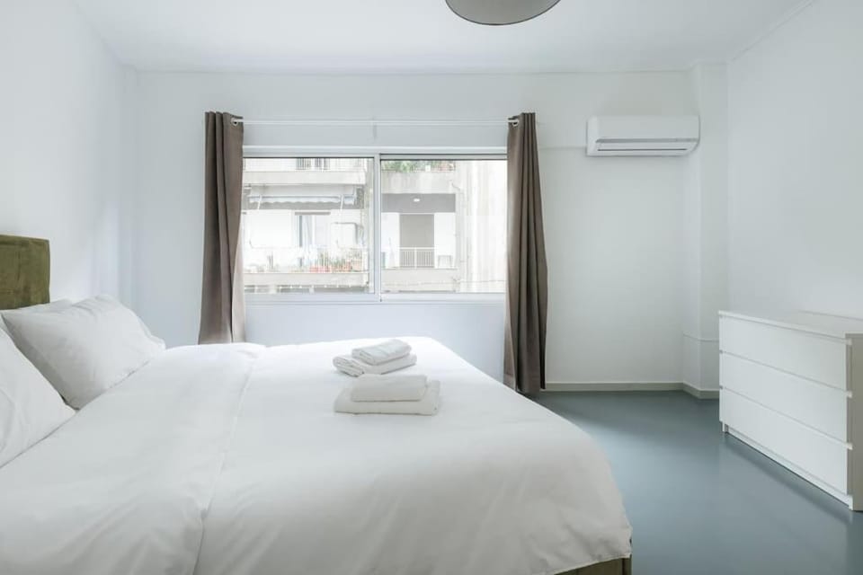 Bed, Bedroom, towels, air conditioner