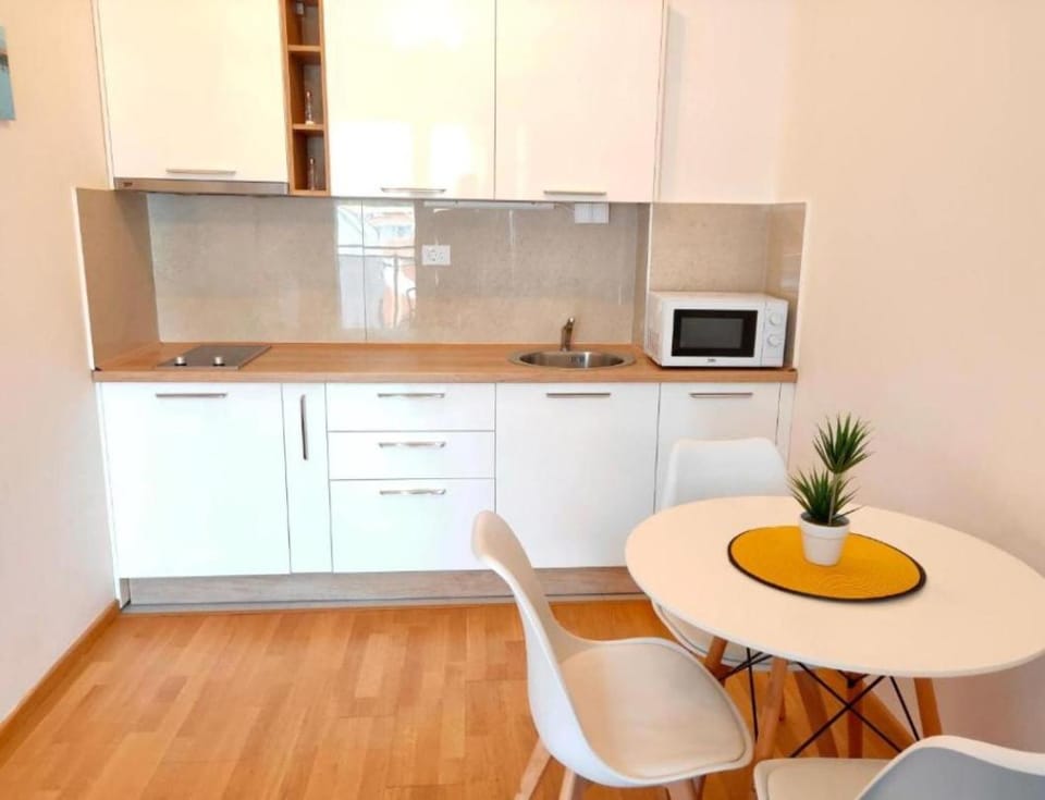 Kitchen or kitchenette, Dining area, minibar, pet friendly, stove