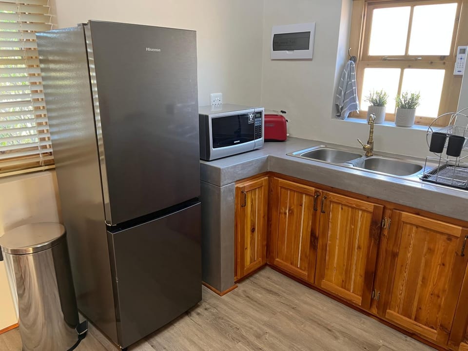 Kitchen or kitchenette, minibar