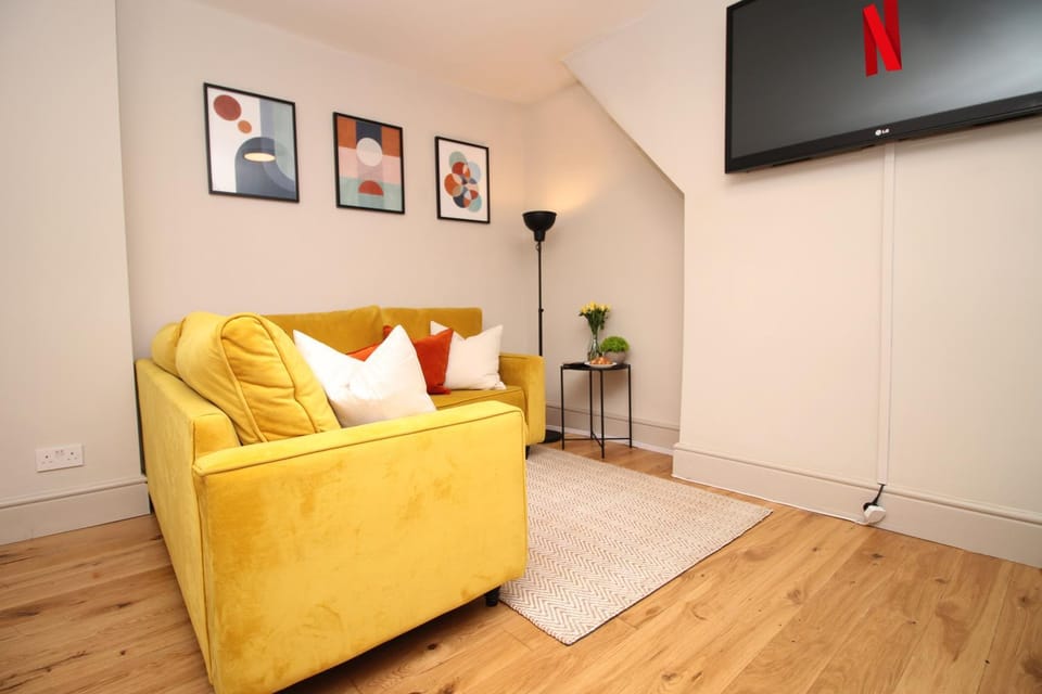 Modern 2 Bed Apartment With Parking - 5 Min To City Centre - By EKLIVING LUXE Short Lets & Serviced Accommodation Apartment in Cardiff