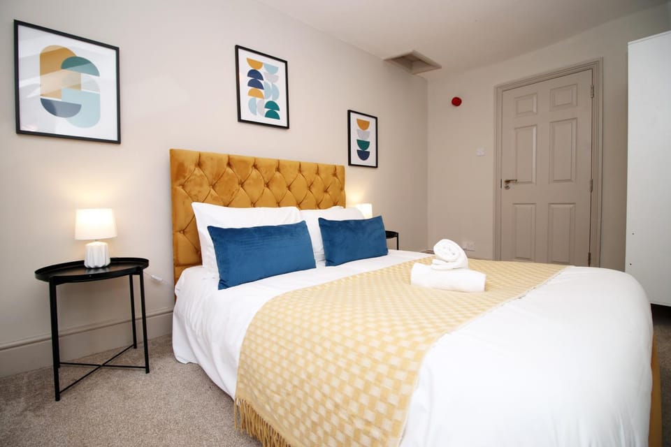Modern 2 Bed Apartment With Parking - 5 Min To City Centre - By EKLIVING LUXE Short Lets & Serviced Accommodation Apartment in Cardiff