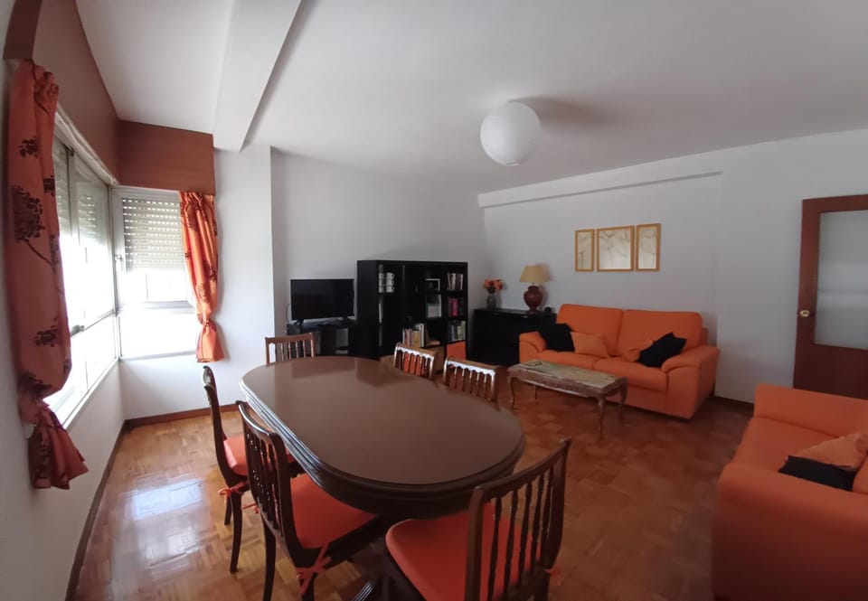 TV and multimedia, Living room, Seating area, Dining area
