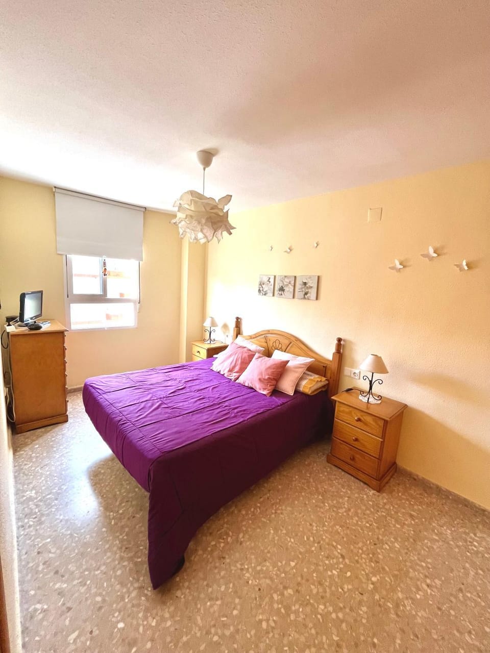 Photo of the whole room, Text overlay