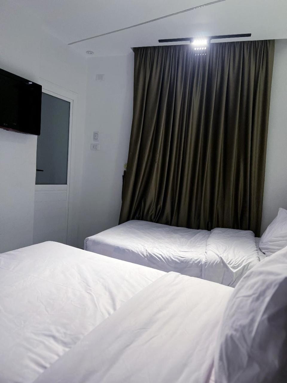 Bed, TV and multimedia, Photo of the whole room, Bedroom