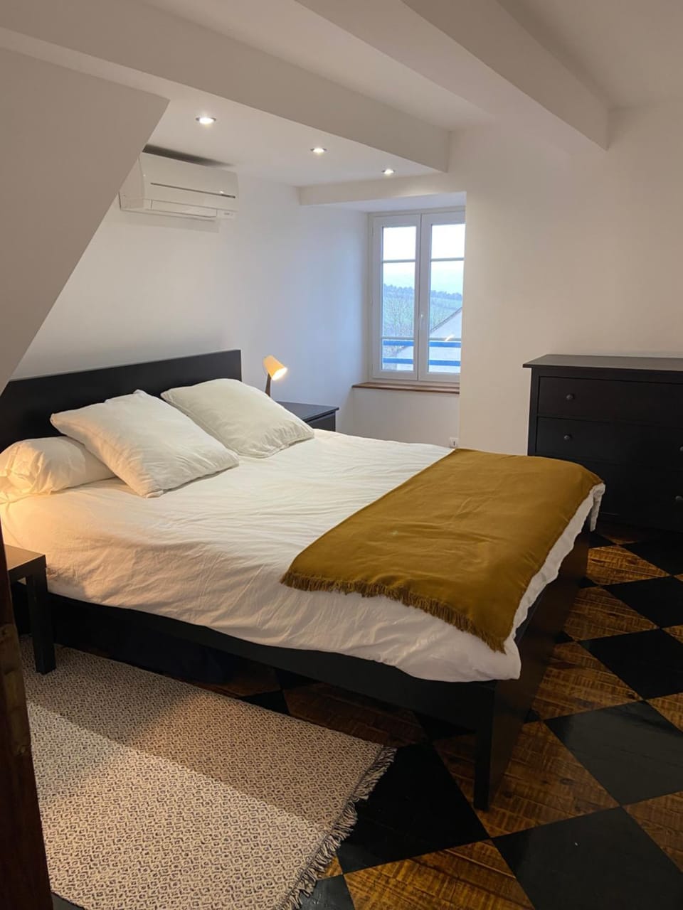 Photo of the whole room, Bedroom