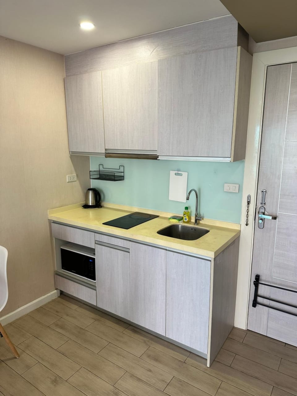Kitchen or kitchenette, microwave, stove
