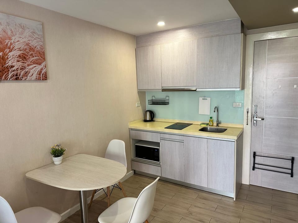 Kitchen or kitchenette, Dining area, microwave, stove