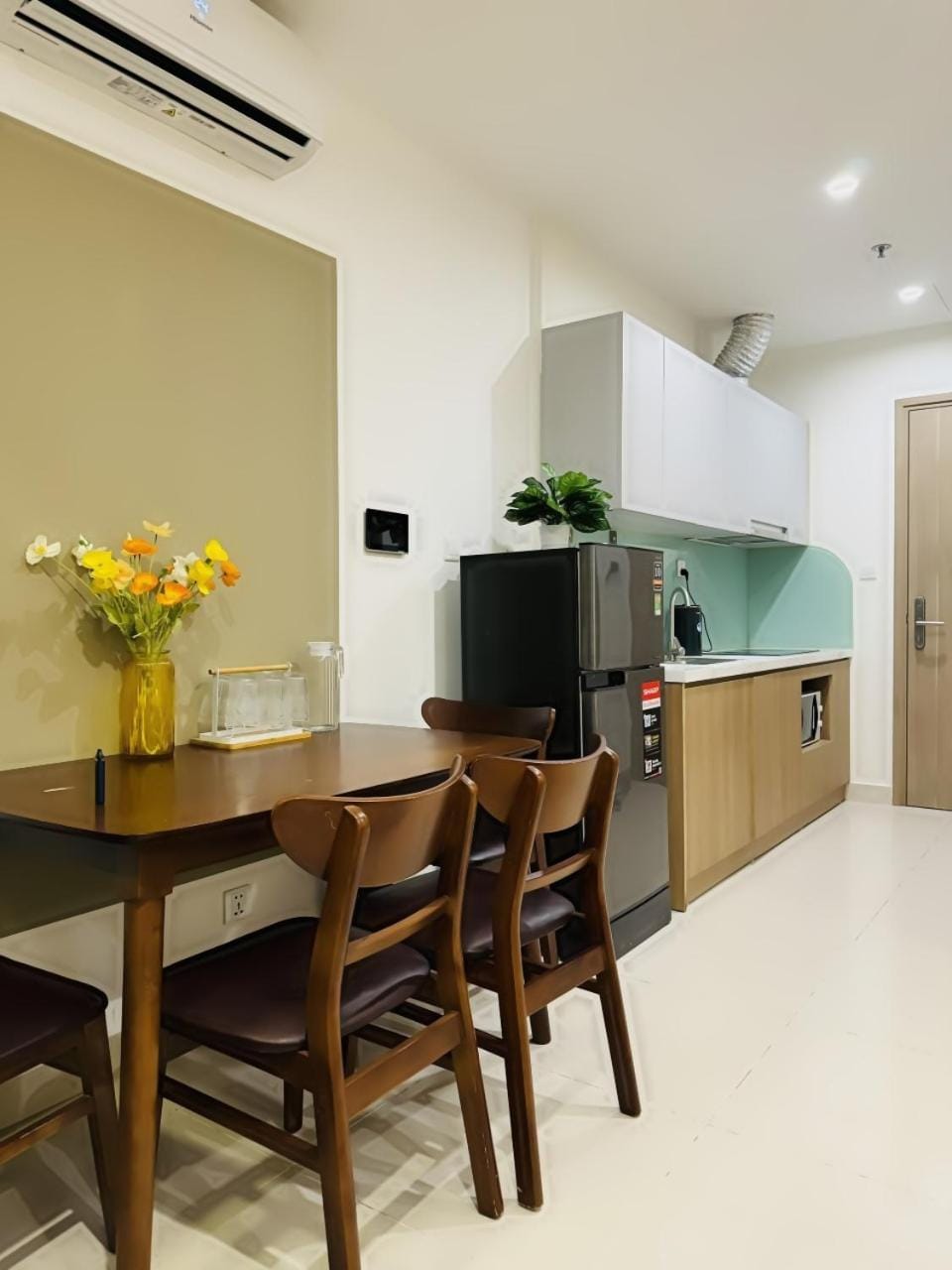 Communal lounge/ TV room, Kitchen or kitchenette, Dining area, minibar, stove