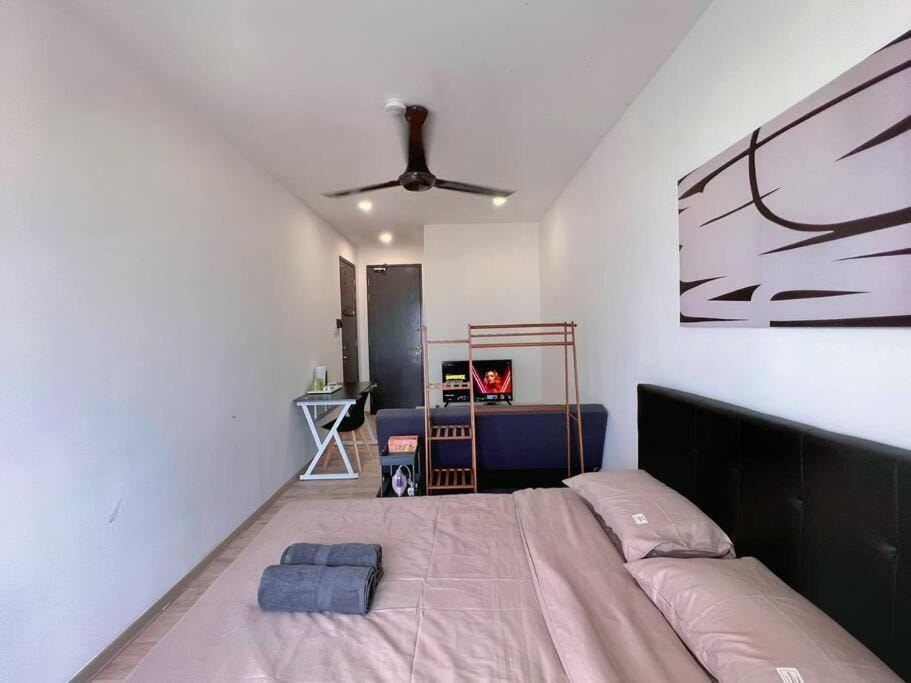 Bed, Living room, Photo of the whole room, Seating area, Bedroom, fireplace
