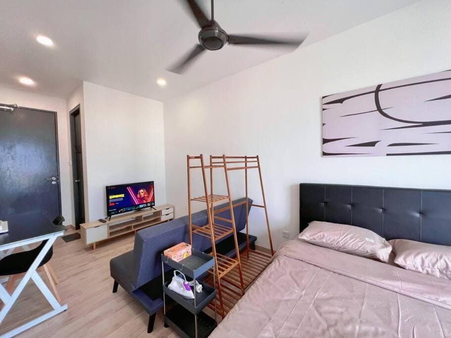 Bed, TV and multimedia, Photo of the whole room, Bedroom, fireplace
