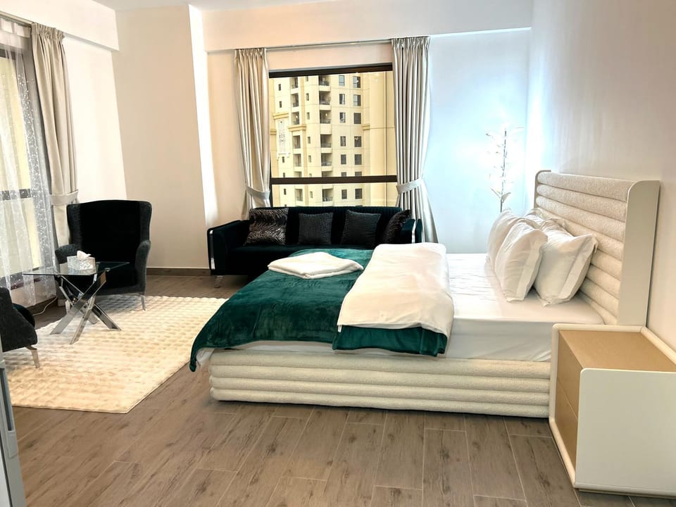 Bed, Photo of the whole room, Seating area, Bedroom