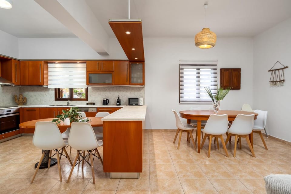 Kitchen or kitchenette, Dining area, minibar, pet friendly, stove