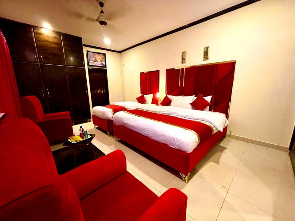 Bed, Photo of the whole room, Seating area, Bedroom