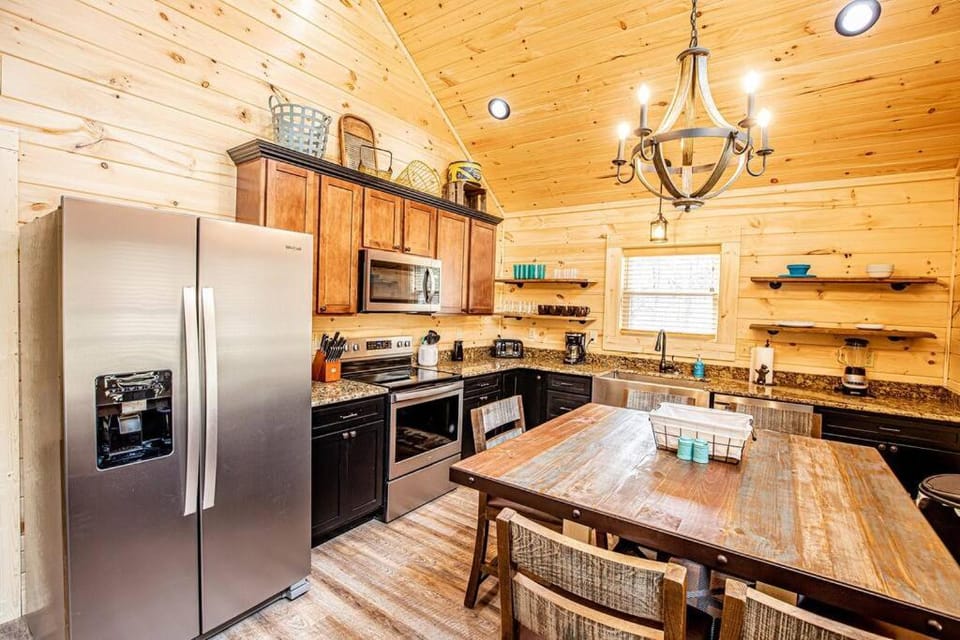 Kitchen or kitchenette, Dining area, dishwasher, minibar, pet friendly, stove, toaster