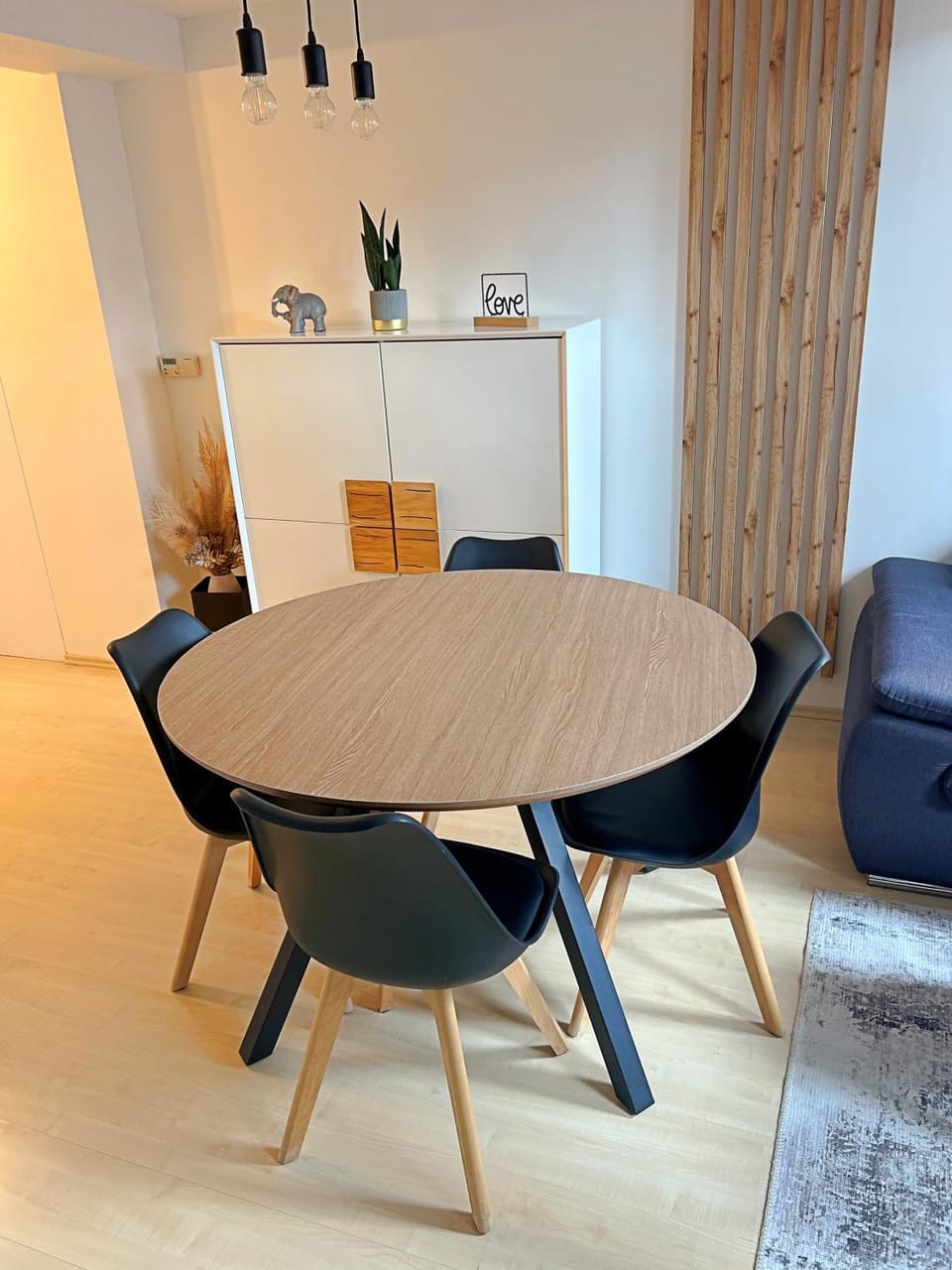 Seating area, Dining area